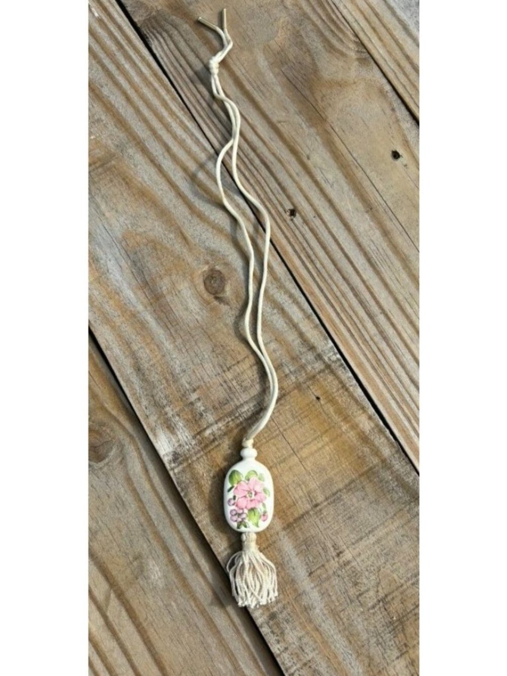 Avon Vintage 1977 "Tender Blossoms" hand-painted Ceramic Floral Pendent Necklace